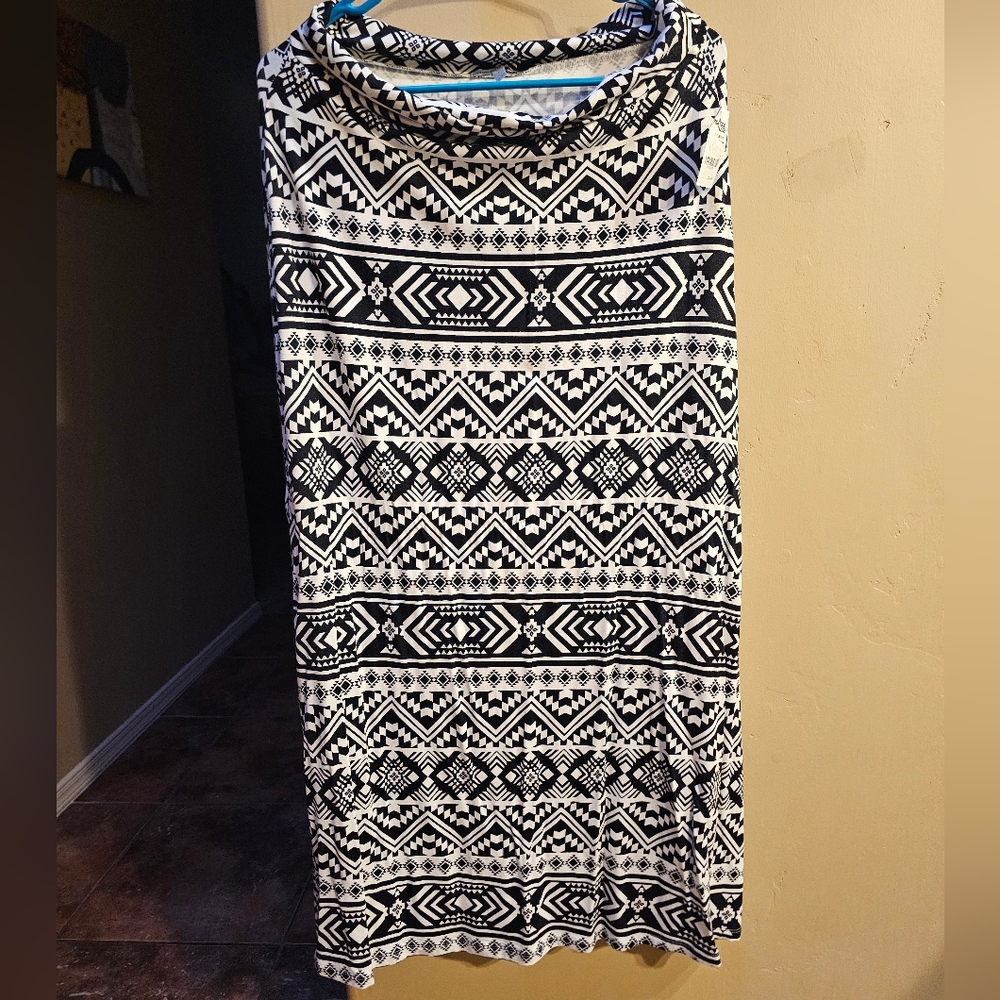 Charlotte Russe Black and White Geometric Maxi Skirt